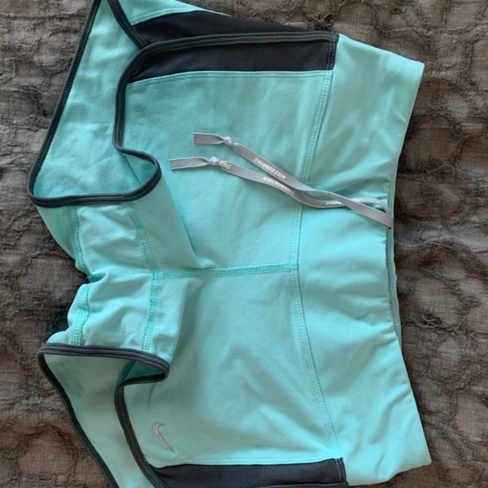 Nike yoga shorts - Picture 3 of 6